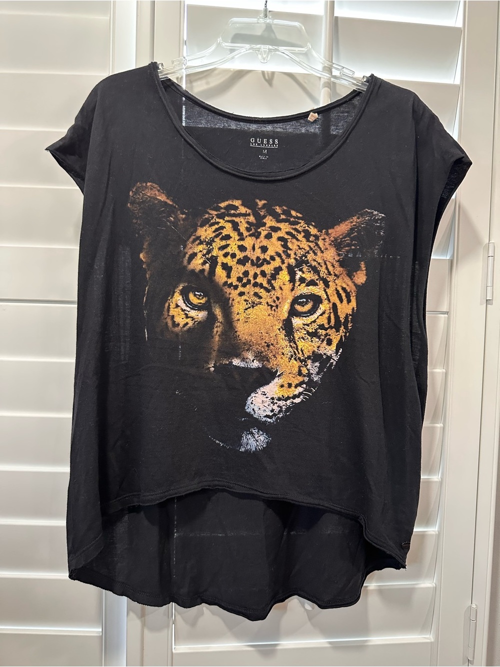 GUESS Leopard Graphic Fringe Back Tee Black High Low Top Women’s Medium Grungy